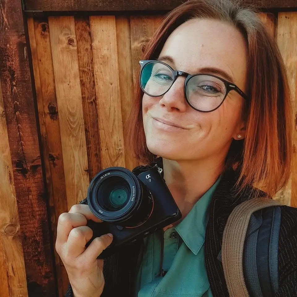 Nikola Klimšová s fotoaparátem v ruce
