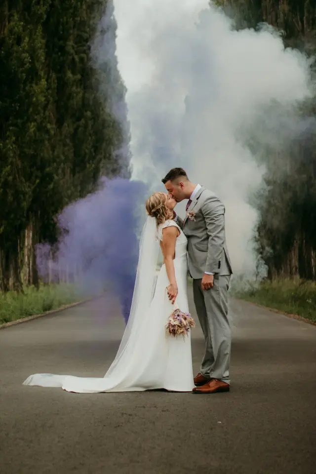 Novomanželský polibek v aleji